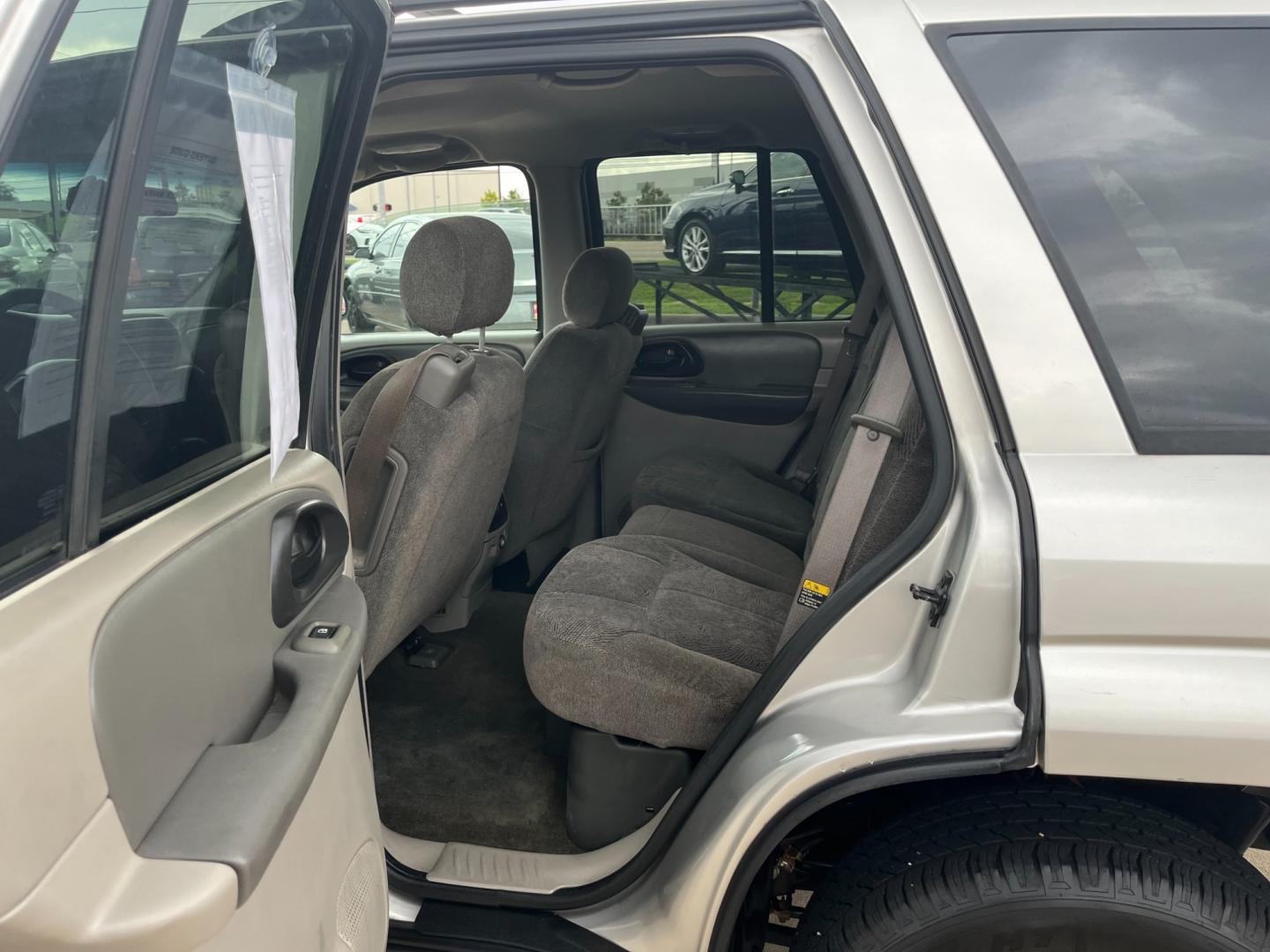 2004 SILVER /black Chevrolet TrailBlazer LS 2WD (1GNDS13S242) with an 4.2L L6 DOHC 24V engine, 4-Speed Automatic Overdrive transmission, located at 14700 Tomball Parkway 249, Houston, TX, 77086, (281) 444-2200, 29.928619, -95.504074 - Photo#9